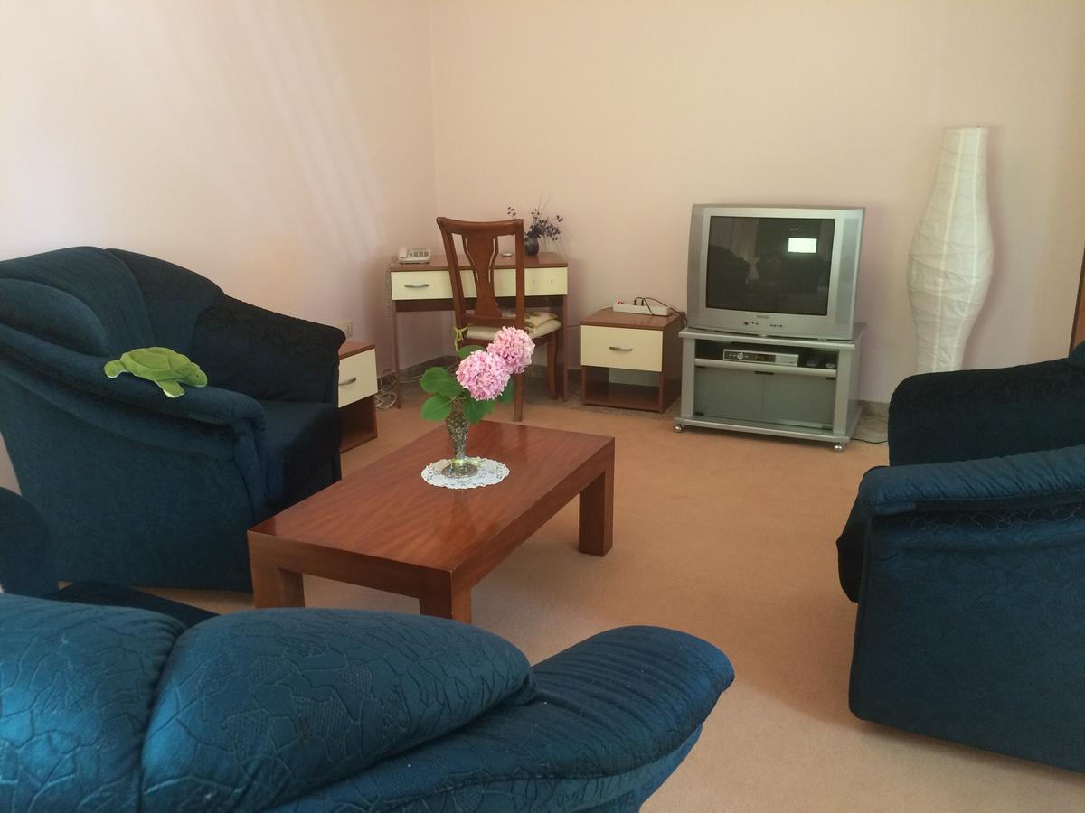 Friends House Bed & Breakfast ติรานา ภายนอก รูปภาพ