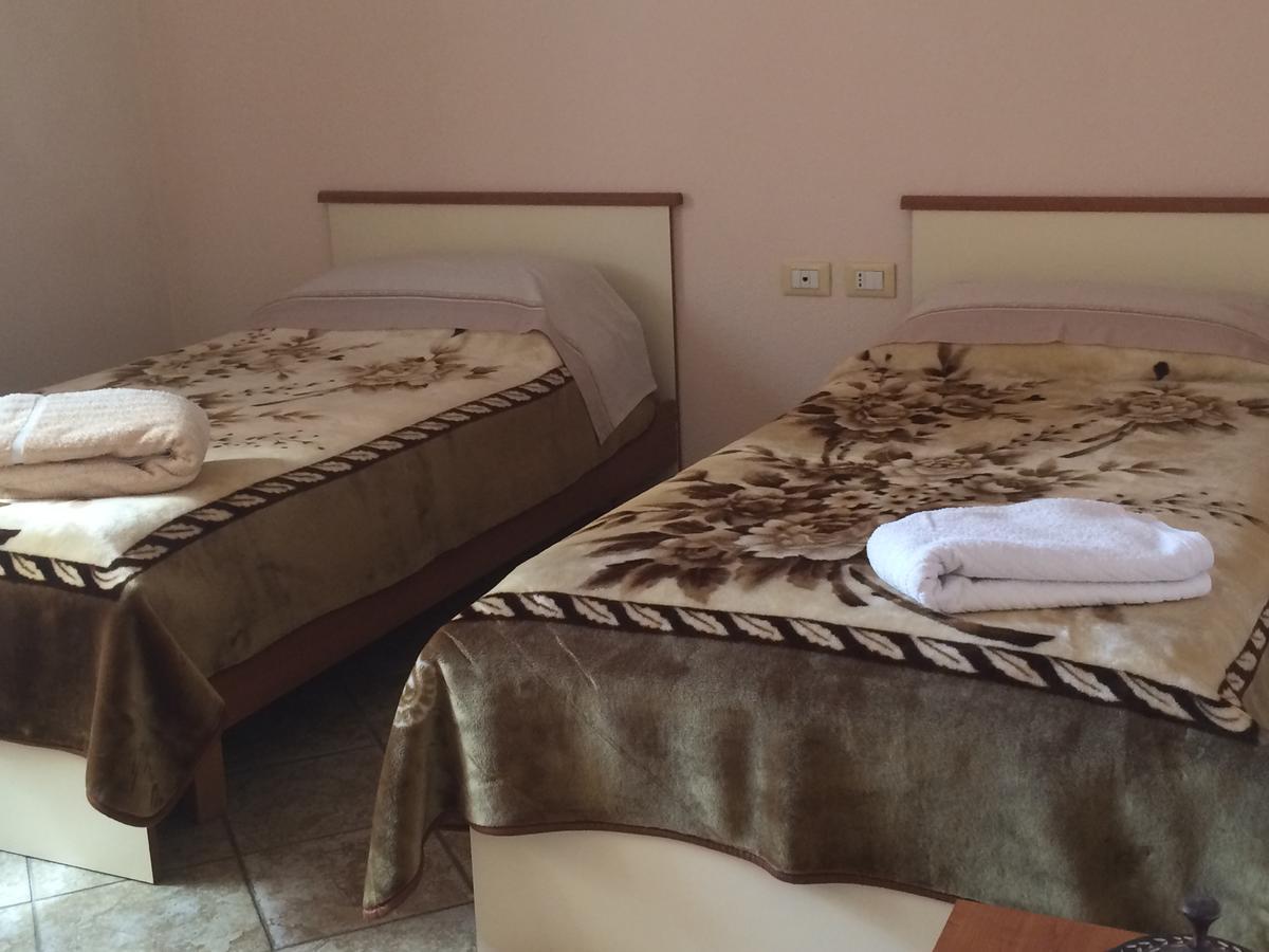 Friends House Bed & Breakfast ติรานา ภายนอก รูปภาพ